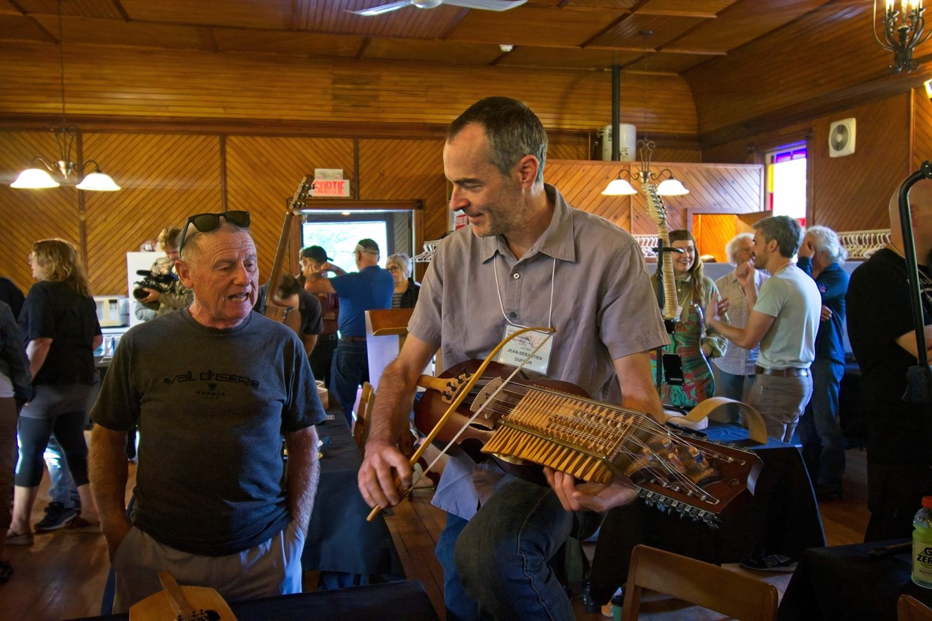 Quelque 600 personnes au premier Salon de la lutherie