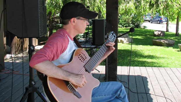 Guitare « fingerstyle » sur Godin : Michel Morissette en concert